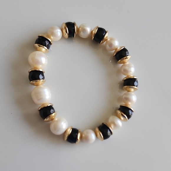 Chic Pearl and Black Bead Bracelet with Gold Accents - Picture 4 of 4
